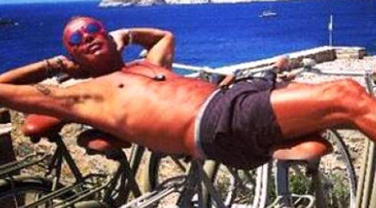 Λάκης Γαβαλάς: Να πως γυμνάζει το κορμί του! 