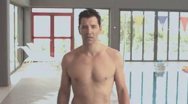 O Σάκης Ρουβάς γυμνός στην πισίνα για κυπριακό προιόν [βιντεο]