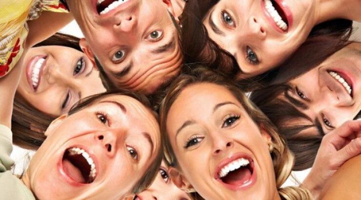 Γιατί γελάμε; Έρευνα αναλύει το μεγάλο μυστήριο του γέλιου 