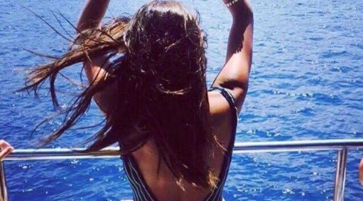 Επώνυμη Κύπρια φωτογραφίζεται με εκρηκτικό κόκκινο μπικίνι και μας δείχνει την τέλεια σιλουέτα της [εικόνα]