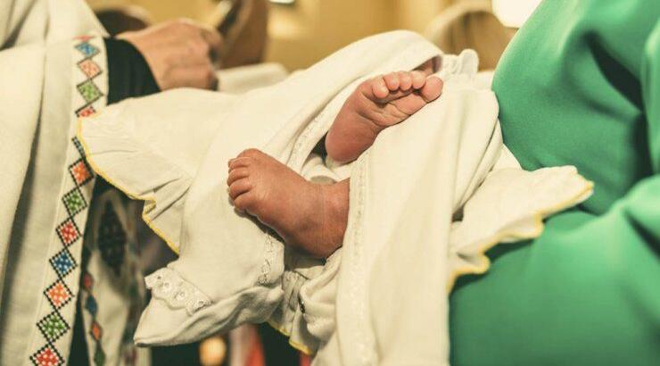 4 σκέψεις που πρέπει να κάνετε πριν επιλέξετε νονό για το παιδί σας