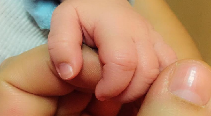 Η φωτογραφία Έλληνα τραγουδιστή με τον νεογέννητο γιο του!