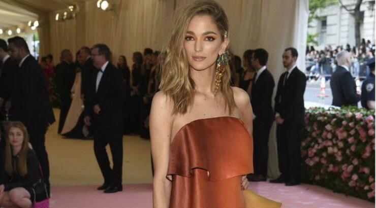 Αυτό το φόρεμα από το Met Gala βγαίνει σε δημοπρασία για την αντιμετώπιση του κορωνοϊού