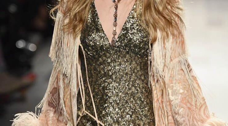 H Gigi Hadid περπάτησε με ένα παπούτσι στην πασαρέλα