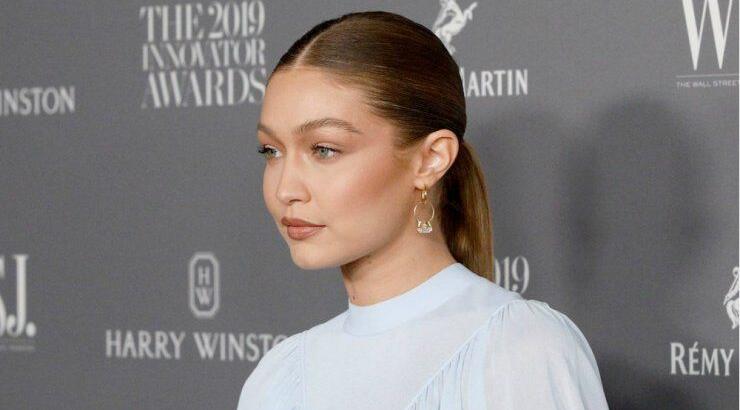 H Gigi Hadid φωτογραφήθηκε από το σπίτι της με ένα υπέροχο σύνολο