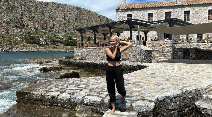 Έμιλυ Γιολίτη: Μας ξεναγεί στην υπέροχη Μάνη με δύο ρόδες [εικόνες]