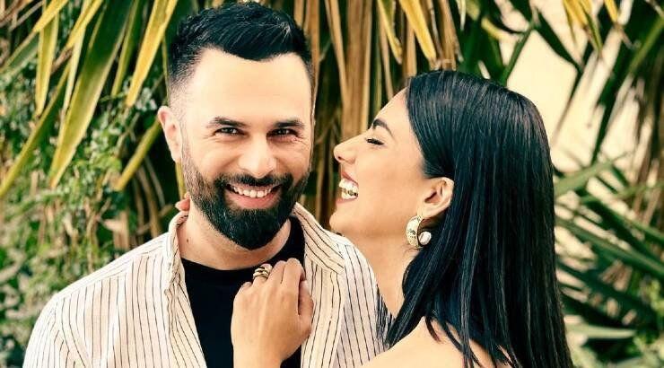 Γιώργος Παπαδόπουλος: Η σύντροφός του ερμηνεύει τραγούδι του παρέα με τους δύο γιους τους