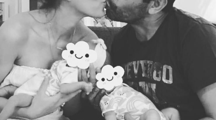 Είναι και οι τρεις υπέροχες! Η Νατάσα Τούρζα στο κρεβάτι με τα δίδυμα κοριτσάκια της!