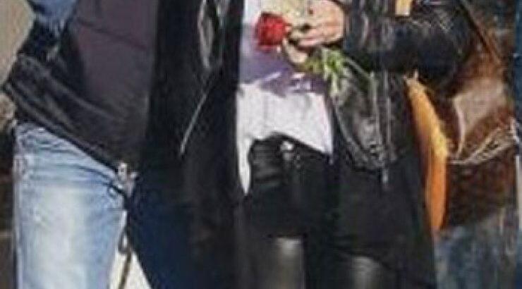 Tρελά ερωτευμένος γοητευτικός Κύπριος: Βγάζει selfie στη μέση του δρόμου με την αγαπημένη του!