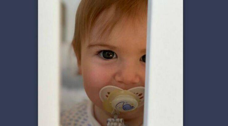 Αυτό το πανέμορφο αγοράκι είναι γιος επώνυμου ζευγαριού 