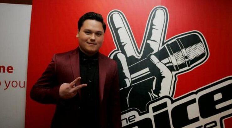 The Voice: Δείτε τον Κύπριο Γιούρι να φιλά παθιασμένα κορίτσι σε καφέ στο Παραλίμνι! [εικόνες]