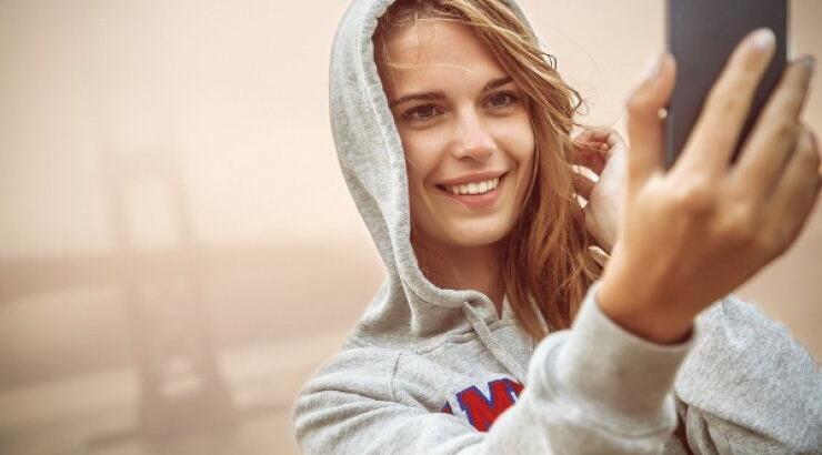 Τι αποκαλύπτει ο τρόπος που βγάζεις selfie; 