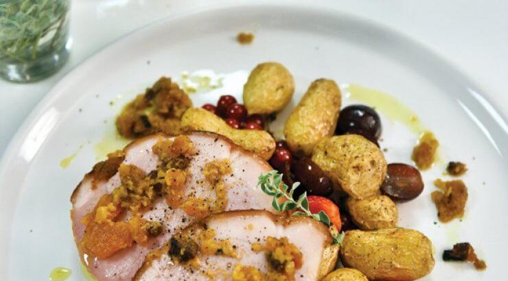 Γκάμον με πάστα μουστάρδας και βερίκοκου σερβιρισμένο με baby πατάτες και κόκκινα φρούτα 