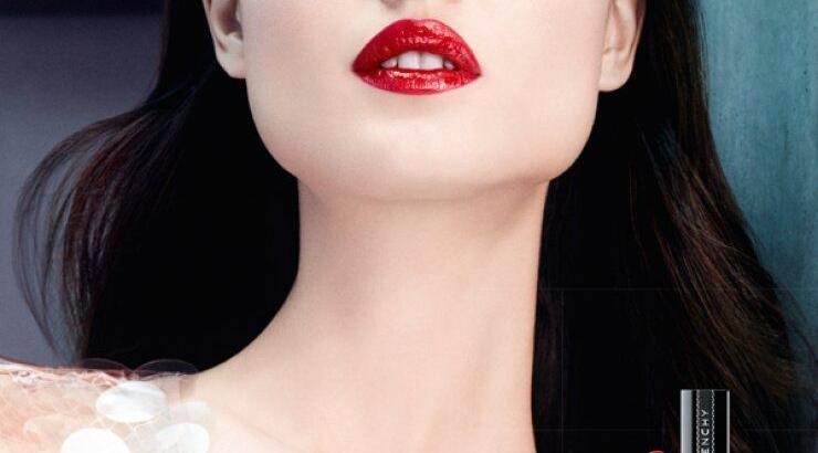 Givenchy Gloss Interdit Vinyl: Για λαμπερά χείλη με ζωντανό χρώμα και απόλυτα άνετα