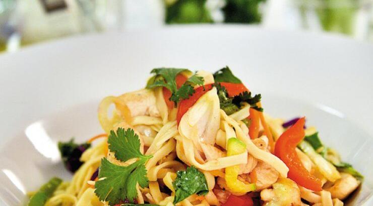 Γλυκόξινο κοτόπουλο στο τηγάνι με λαχανικά