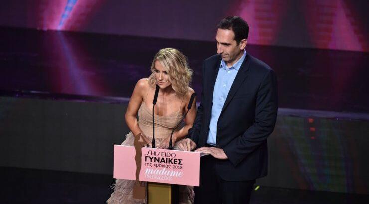 Όρθιο το κοινό του θεάτρου χειροκροτά την Ελένη Λουκά που έλαβε το Πρωτείο Ζωής εις μνήμη Άντη Χατζηκωστή