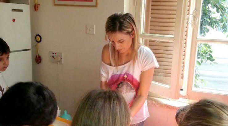 Γωγώ Αλεξανδρινού: Φτιάχνει λεμονάδα... 