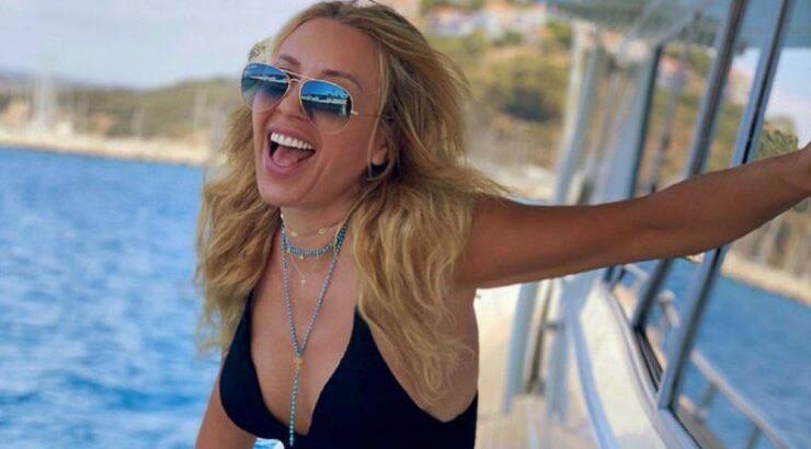 Γωγώ Μαστροκώστα: Το φιλί στο στόμα με την κόρη της που είδαμε στο instagram [εικόνα]