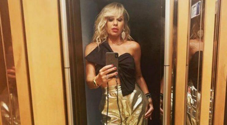 Γωγώ Μαστροκώστα: Ποζάρει με την κόρη της μπροστά στο τζάκι με matchy-matchy πιτζάμες! 