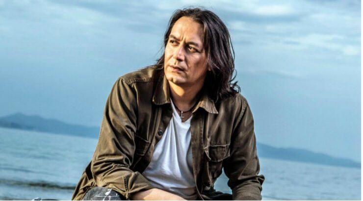 Ο Γιάννης Κότσιρας τραγουδάει για τους ερωτευμένος