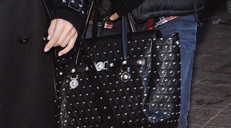 Σωματοφύλακας κρατάει τη τσάντα διάσημης σταρ