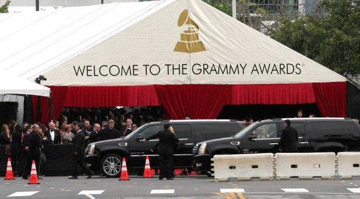 Το λαμπερό κόκκινο χαλί των 56ων Grammy Awards [φωτογραφίες]