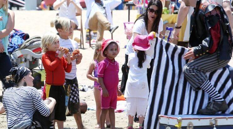 Ποια διάσημη πήγε με τα παιδιά της σε παιδικό party στη θάλασσα; 