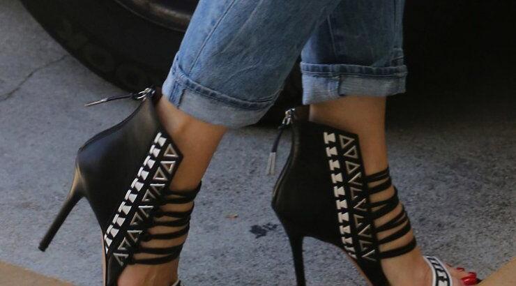 Ποια διάσημη φοράει αυτά τα υπέροχα παπούτσια; [εικόνες]