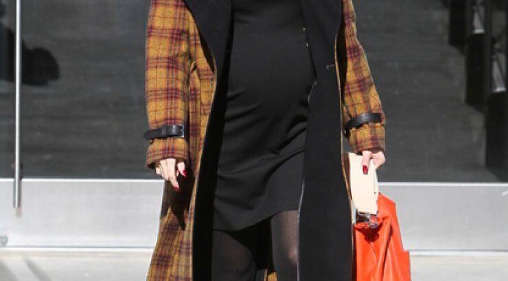 Gwen Stefani: Με φουσκωμένη κοιλίτσα για shopping