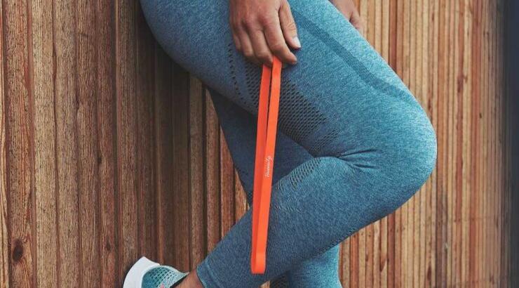 Γυμνάσου με λάστιχο στο σπίτι για τέλειους γλουτούς! [βίντεο]