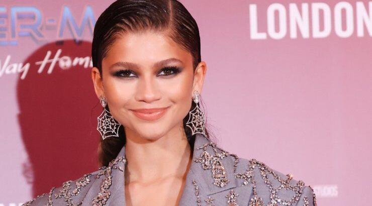  Το eye make-up look της Zendaya είναι η τέλεια μοντέρνα ιδέα αν θα φορέσεις μπλε outfit τις γιορτές 