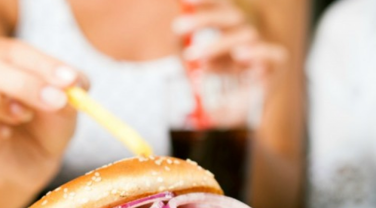 7 διατροφικές συνήθειες που πρέπει να “κόψετε”