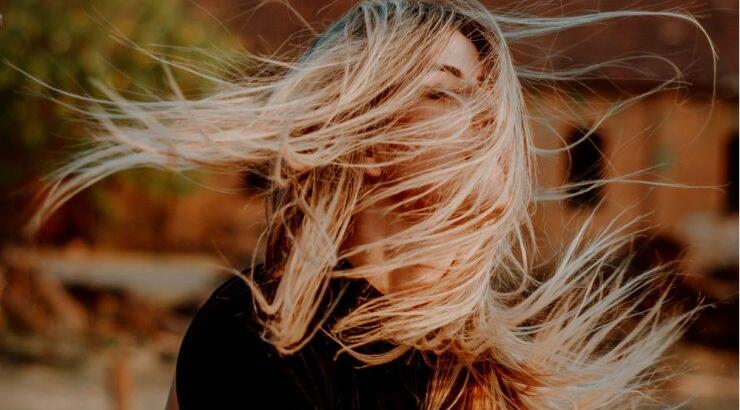 Με αυτό το υλικό από την κουζίνα μπορείς να ανοίξεις το χρώμα των μαλλιών σου