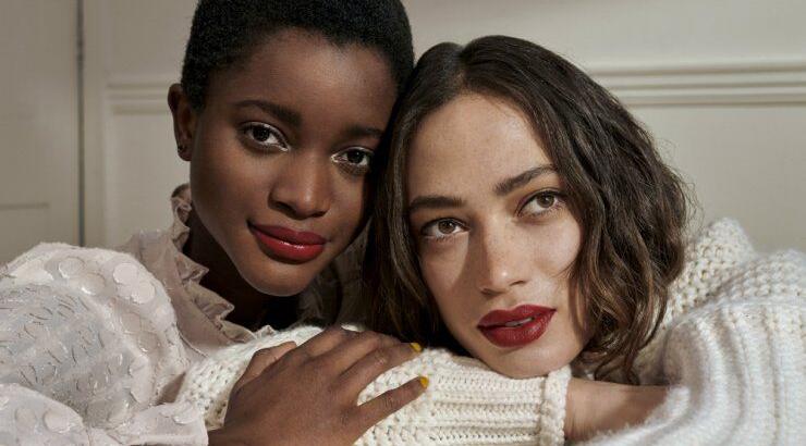 Επιστροφή στο γραφείο με διάφανη κάλυψη και κατακόκκινα χείλη