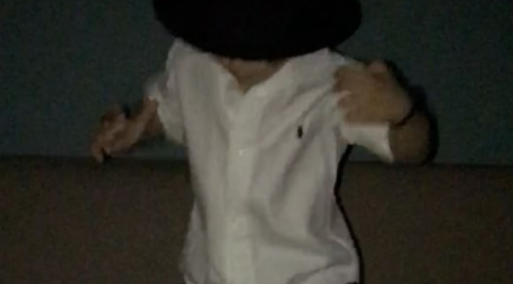 Ο τρίχρονος γιος επώνυμου Έλληνα μιμείται τον Michael Jackson και "ρίχνει" το instagram!