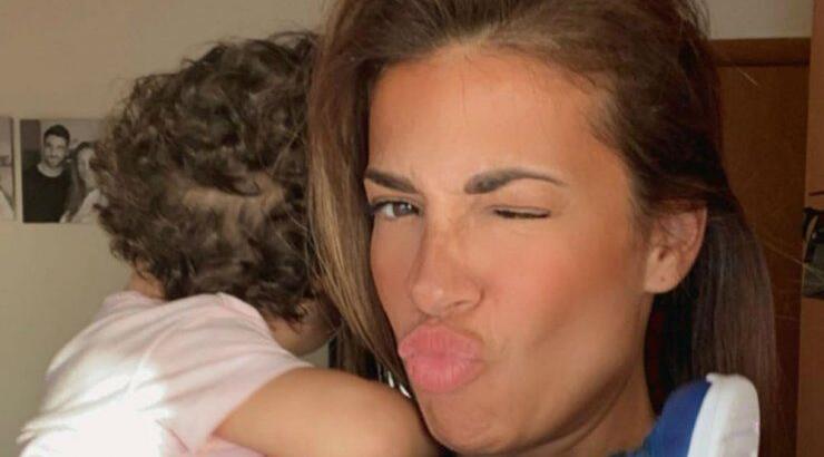 Ελένη Χατζίδου: Δείτε την μαζί με την κόρη της στην παραλία χωρίς φίλτρα [εικόνες]