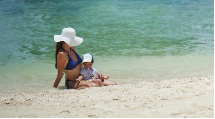 Όλα όσα πρέπει να βάλει μια μαμά στην τσάντα παραλίας 