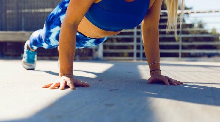 Σανίδα (plank): Η άσκηση που βελτιώνει την γράμμωση των κοιλιακών κι όχι μόνο