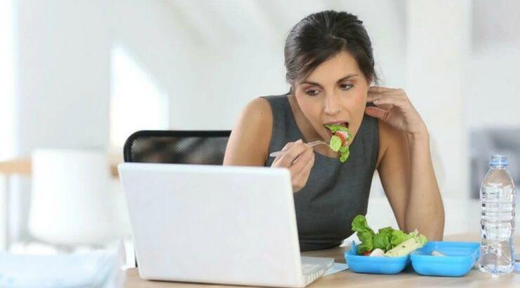 Λύσεις και συμβουλές για ισορροπημένη διατροφή στο γραφείο
