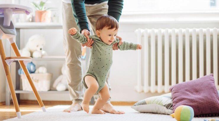 Πώς να ενθαρρύνετε το μωρό σας για τα πρώτα του βήματα