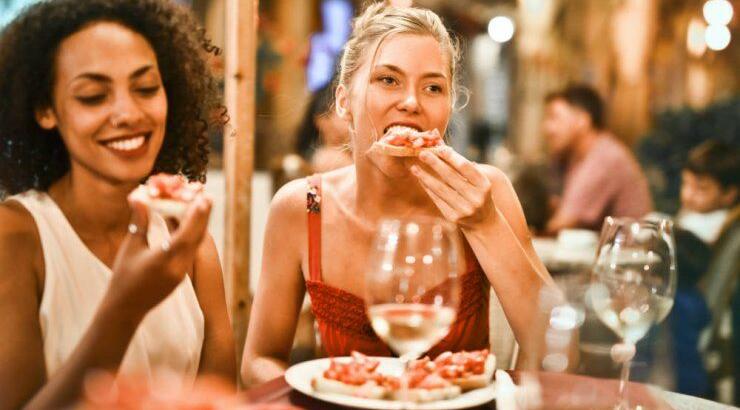 Αυτοί είναι οι 10 λόγοι σε κάνουν να πεινάς συνέχεια