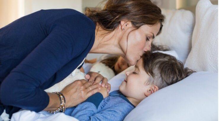 Πρέπει να ξαπλώνουμε με τα παιδιά μας μέχρι να αποκοιμηθούν;