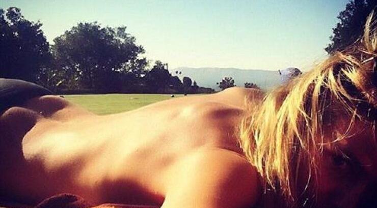 Έκανε ηλιοθεραπεία topless και έβαλε φωτιά στο instagram η...