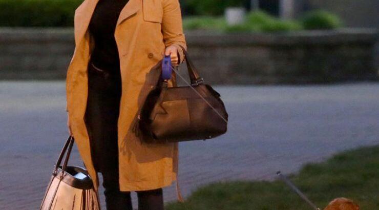 Διάσημη ηθοποιός βγάζει βραδινή βόλτα τον σκύλο της 