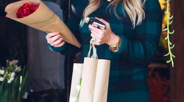 Ποια διάσημη ψωνίζει λουλούδια; [φωτογραφίες]