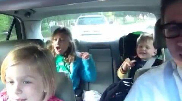 Οικογενεια τραγουδά καθ