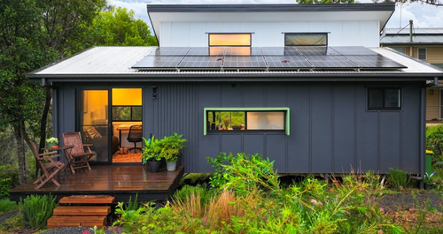 Ο Robin έφτιαξε το δικό του μικροσκοπικό σπίτι σε ένα νησί