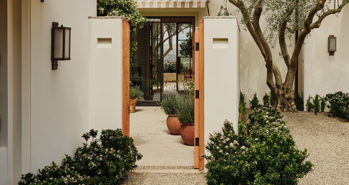 Στους λόφους του Λος Άντζελες, ένα γαλήνιο σπίτι στεγάζει μια fashion executive και την οικογένειά της