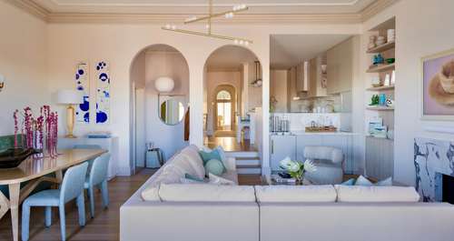 Μέσα σε ένα κομψό σπίτι με ένα φανταστικό παιδικό υπνοδωμάτιο