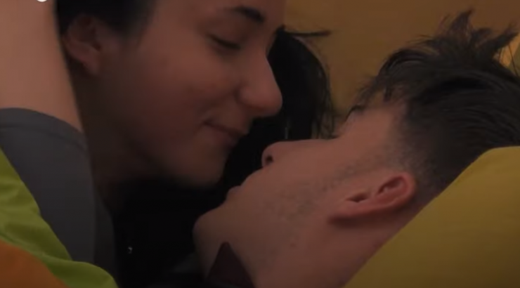 "House of Fame": Το πρώτο φιλί είναι γεγονός ανάμεσα στους σπουδαστές [βίντεο]